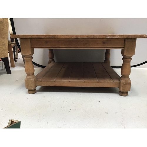 302 - WAXED PINE COFFEE TABLE ON TURNED LEGS WITH STRETCHERED SHELF OF LARGE PROPORTIONS H 18