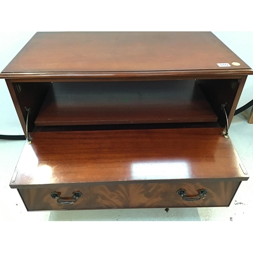 310 - REPRODUCTION MAHOGANY FLAT SCREEN TV STAND (1 HANDLE MISSING) H 23