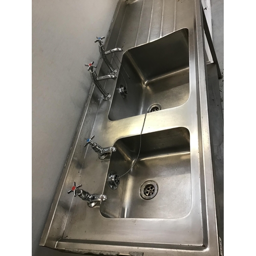 323 - COMMERCIAL STAINLESS STEEL DOULBLE SINK AND DRAINER ON STAND H 36