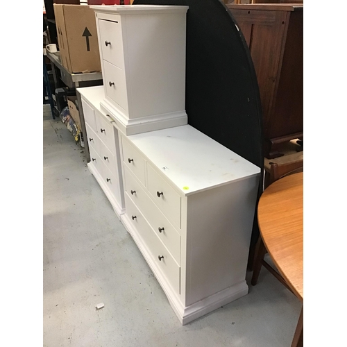 326 - 2 MODERN WHITE BEDROOM CHESTS AND A MATCHING BEDSIDE CHEST (1 HANDLE MISSING) 
COD H 31