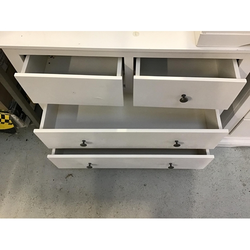 326 - 2 MODERN WHITE BEDROOM CHESTS AND A MATCHING BEDSIDE CHEST (1 HANDLE MISSING) 
COD H 31