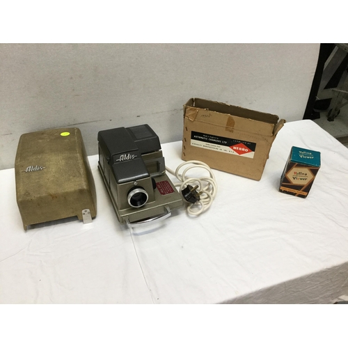 228 - QTY OF VINTAGE PHOTOGRAPHY AND PROJECTOR ITEMS AND SCREENS