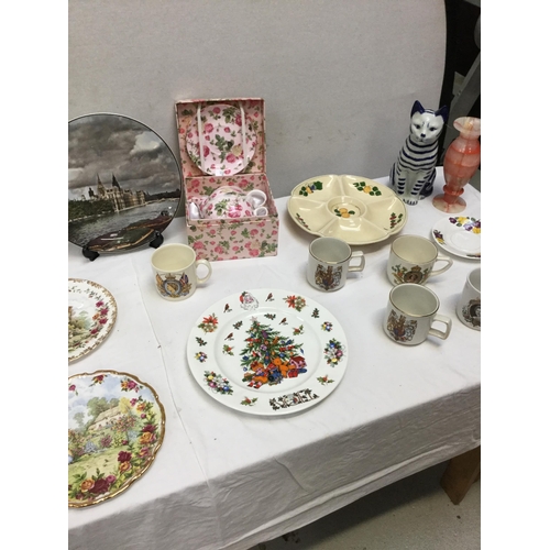 231 - 2 BOXES OF CHINA TO INCLUDE SANDWICH PLATE PLAQUES TUREENS ETC