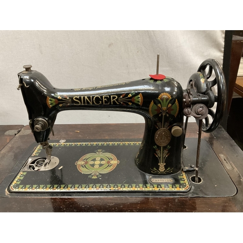 372 - VINTAGE SINGER SEWING MACHINE IN CABINET -H31