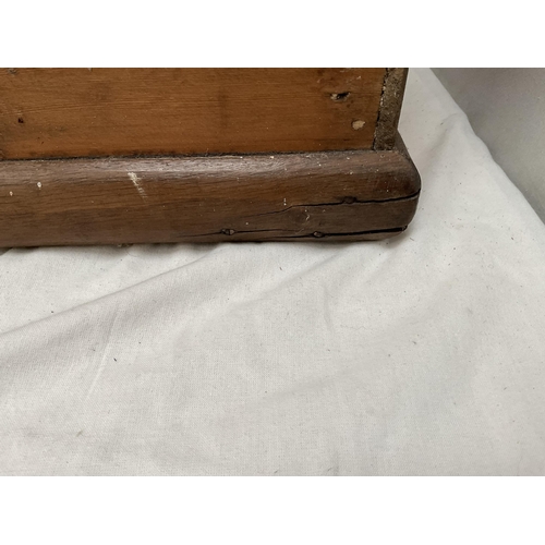 386 - VICTORIAN STRIPPED PINE BLANKET BOX H21