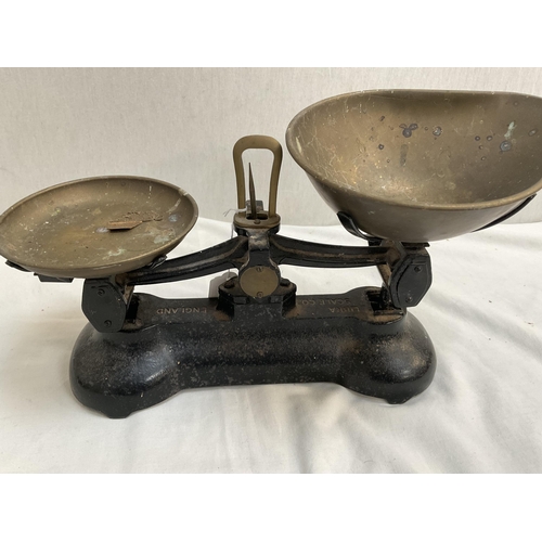 401 - SET OF BRASS AND IRON SCALES COMPLETE WITH BELL WEIGHTS LIBRA SCALE CO ENGLAND