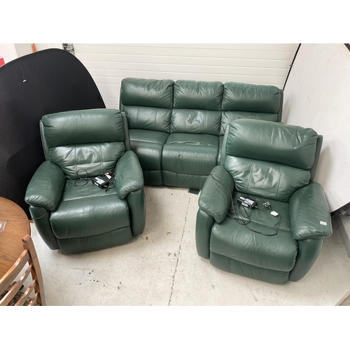 428 - GREEN LEATHER 3 PIECE SUITE TO INCLUDE 3 SEATER SETTEE AND 2 MATCHING ELECTRIC RECLINING CHAIRS