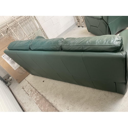 428 - GREEN LEATHER 3 PIECE SUITE TO INCLUDE 3 SEATER SETTEE AND 2 MATCHING ELECTRIC RECLINING CHAIRS