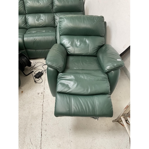 428 - GREEN LEATHER 3 PIECE SUITE TO INCLUDE 3 SEATER SETTEE AND 2 MATCHING ELECTRIC RECLINING CHAIRS