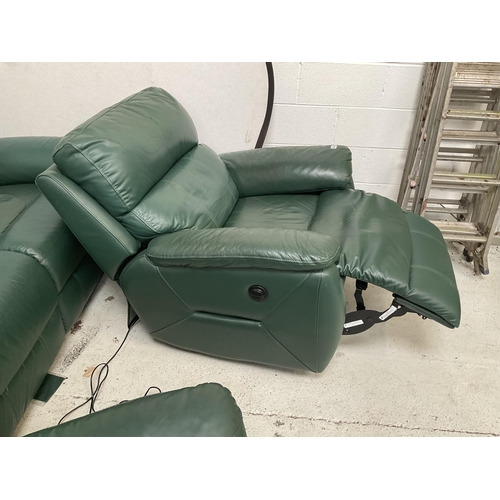 428 - GREEN LEATHER 3 PIECE SUITE TO INCLUDE 3 SEATER SETTEE AND 2 MATCHING ELECTRIC RECLINING CHAIRS