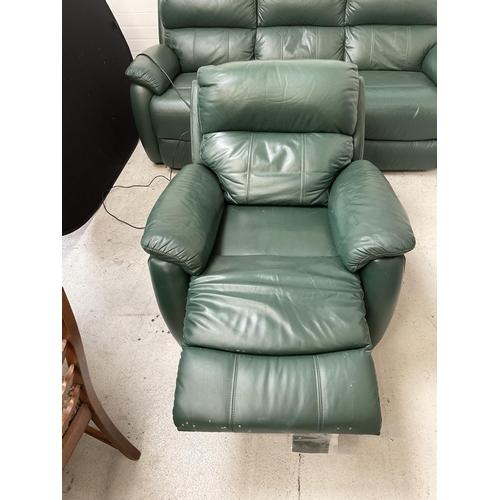 428 - GREEN LEATHER 3 PIECE SUITE TO INCLUDE 3 SEATER SETTEE AND 2 MATCHING ELECTRIC RECLINING CHAIRS