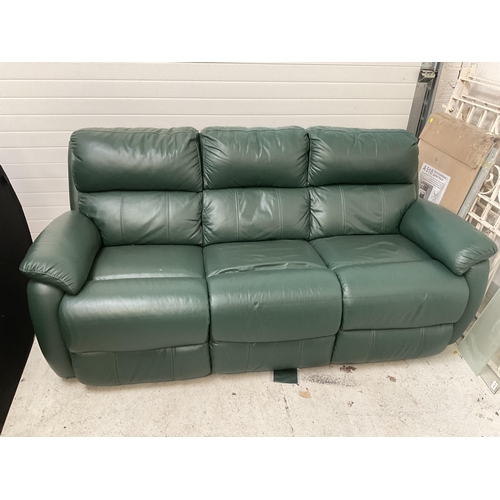 428 - GREEN LEATHER 3 PIECE SUITE TO INCLUDE 3 SEATER SETTEE AND 2 MATCHING ELECTRIC RECLINING CHAIRS