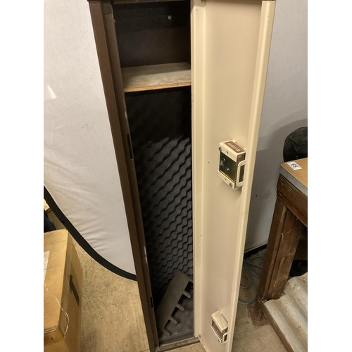 66 - METAL GUN CABINET COMPLETE WITH 2 KEYS - W10