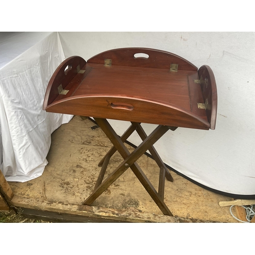 301 - MAHOGANY FOLDING BUTLERS TRAY WITH BRASS FITTING COMPLETE WITH FOLDING STAND - H31