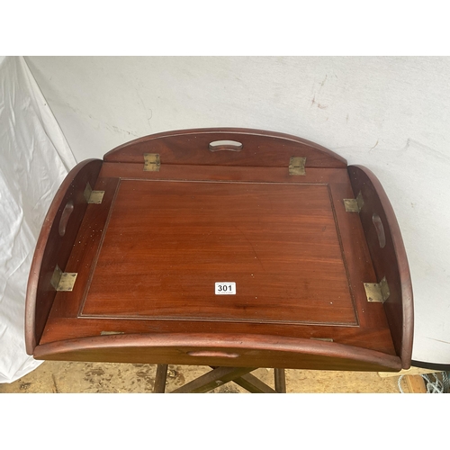 301 - MAHOGANY FOLDING BUTLERS TRAY WITH BRASS FITTING COMPLETE WITH FOLDING STAND - H31