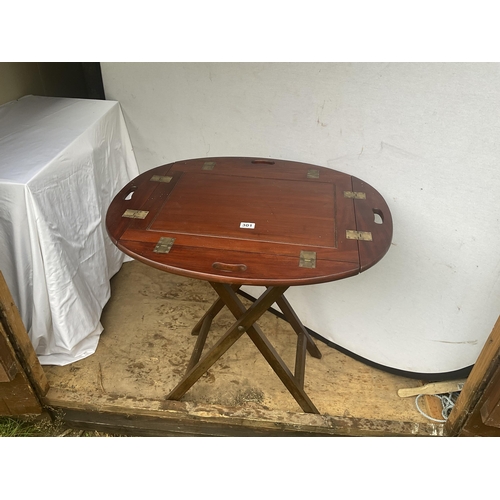 301 - MAHOGANY FOLDING BUTLERS TRAY WITH BRASS FITTING COMPLETE WITH FOLDING STAND - H31