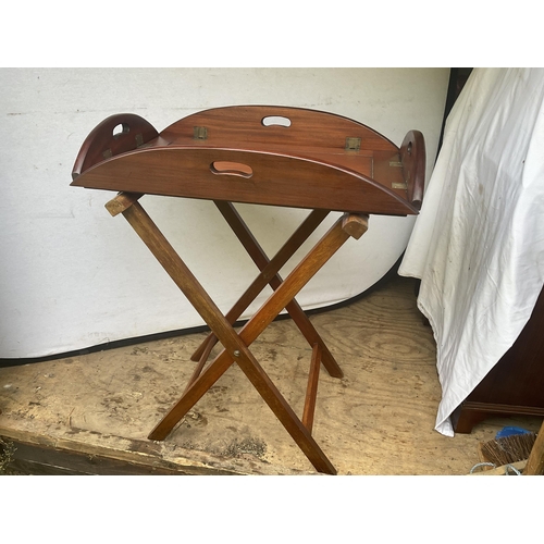 303 - MAHOGANY FOLDING BUTLERS TRAY WITH BRASS FITTING COMPLETE WITH FOLDING STAND - H31