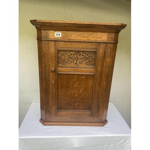 304 - OAK CARVED CORNER CABINET WITH SINGLE DOOR WITH CARVED PANEL COMPLETE WITH KEY - H29