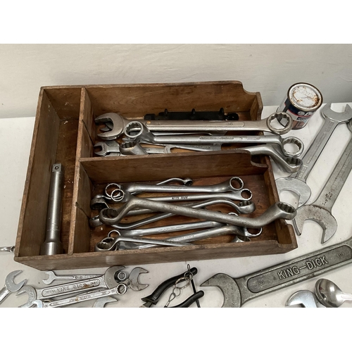 21 - LARGE QTY OF SPANNERS, SOCKET SET, ADJUSTABLE SPANNERS TO INCLUDE KING DICK ETC