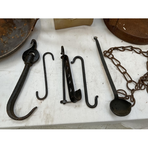 23 - QTY OF CAST IRON ITEMS TO INCLUDE SKILLETS, GLUE POT, SHOE LAST ETC