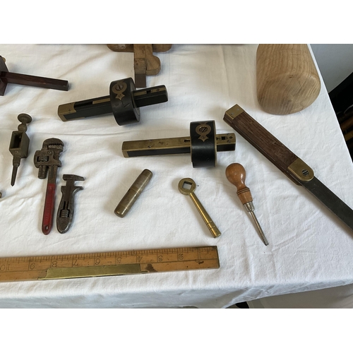 30 - BOX OF VICTORIAN AND LATER TOOLS TO INCLUDE BRACES, RULERS, MORTICE GUAGES ETC