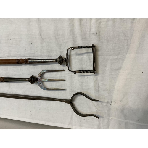 56 - CAST METAL TOASTING FORK WITH RAMS HEAD HANDLE, VICTORIAN TOASTING FORK AND MATCHING CRUMPET TOASTER... 