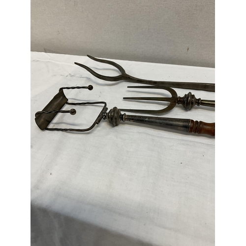 56 - CAST METAL TOASTING FORK WITH RAMS HEAD HANDLE, VICTORIAN TOASTING FORK AND MATCHING CRUMPET TOASTER... 