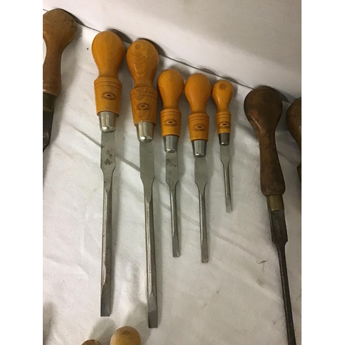 168 - BOX OF VICTORIAN AND LATER SCREWDRIVERS TO INC MARPLES ETC