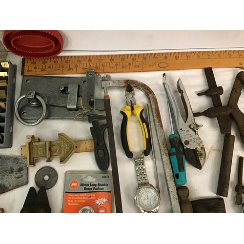 173 - BOX OF TOOLS AND HARDWARE TO INCLUDE SET SQUARE, GATE LATCHES, PADLOCKS, BRASS NUMBER AND LETTER PLA... 