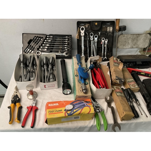 187 - LARGE CRATE OF TOOLS ETC TO INC SET OF RATCHET SPANNERS, NEW SCREWDRIVERS ETC