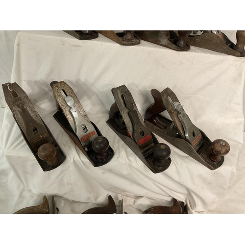 189 - 12 STANLEY NO 4 WOOD PLANES