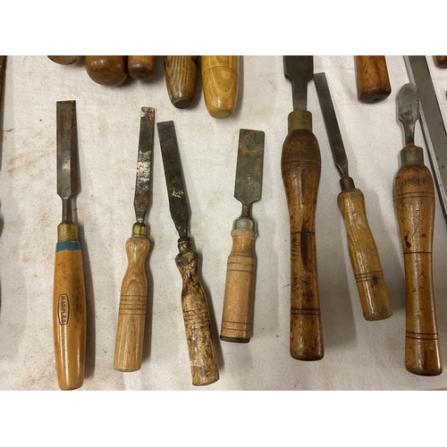 197 - BOX OF VICTORIAN AND LATER CHISELS