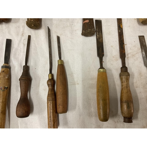 197 - BOX OF VICTORIAN AND LATER CHISELS