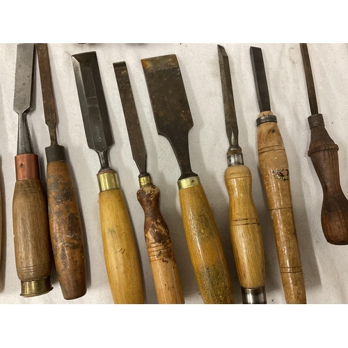 197 - BOX OF VICTORIAN AND LATER CHISELS