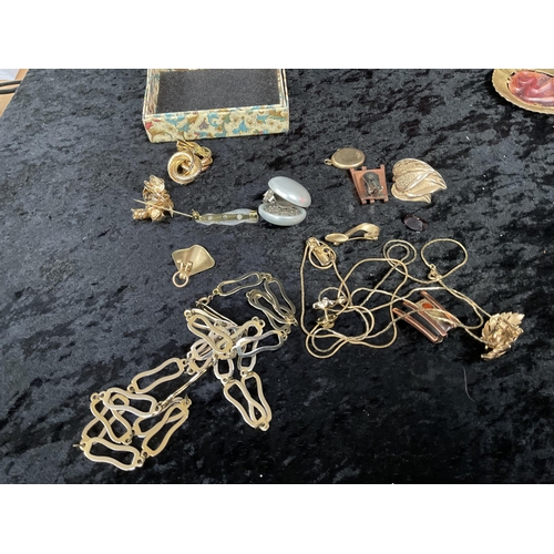 217 - QTY OF COSTUME JEWELLERY TO INCLUDE NECKLACES ETC AND BOXED ROTARY GENTS WATCH AND BOXED GOSSIP WATC... 