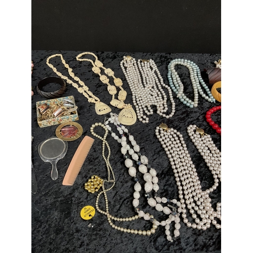 217 - QTY OF COSTUME JEWELLERY TO INCLUDE NECKLACES ETC AND BOXED ROTARY GENTS WATCH AND BOXED GOSSIP WATC... 