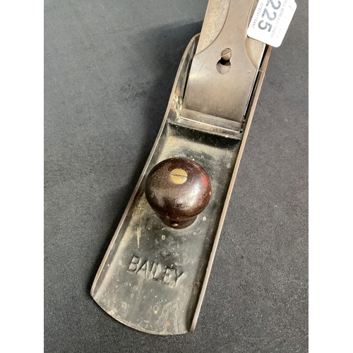 225 - VINTAGE STANLEY BAILEY NO 7 SMOOTH BOTTOM WOOD PLANE L22