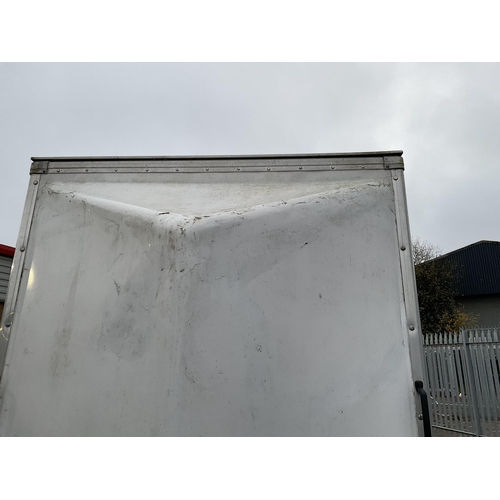 279 - TOW A VAN 580 DS TWIN AXLE BOX TRAILER 18FT X 6 X 7'6
INTERIOR MEASUREMENT 15FT X 6FT X 7FT 6 HIGH -... 