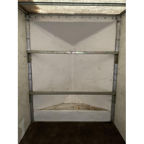 279 - TOW A VAN 580 DS TWIN AXLE BOX TRAILER 18FT X 6 X 7'6
INTERIOR MEASUREMENT 15FT X 6FT X 7FT 6 HIGH -... 