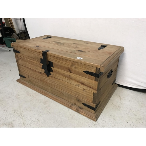 281 - MODERN MEXICAN PINE BLANKET BOX H16.5