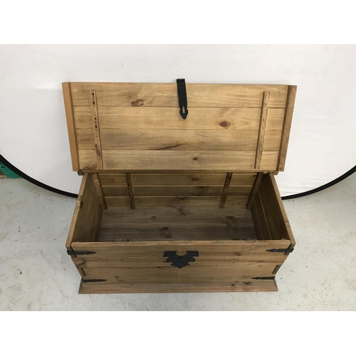 281 - MODERN MEXICAN PINE BLANKET BOX H16.5