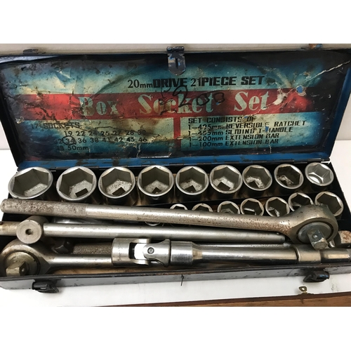 290 - LARGE HEAVY DUTY SOCKET SET 2 TORQUE WRENCHES