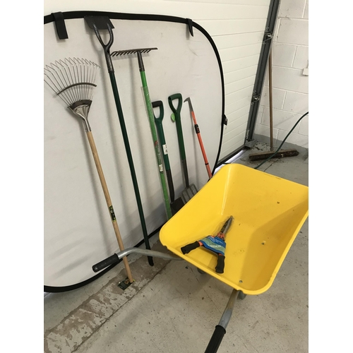 296 - GARDEN WHEELBARROW AND A SELLECTION OF GARDEN TOOLS