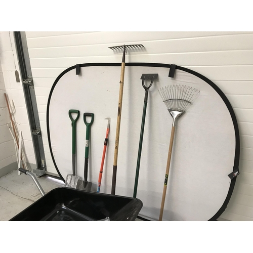 305 - GARDEN WHEELBARROW AND A SELECTION OF GARDEN TOOLS