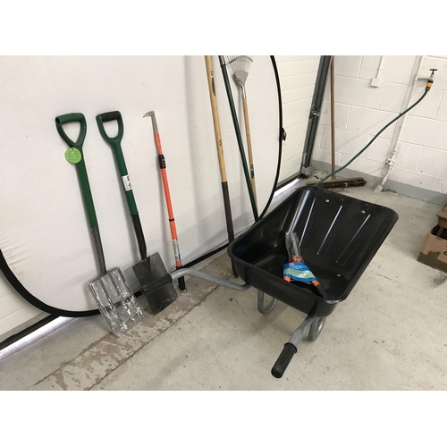 305 - GARDEN WHEELBARROW AND A SELECTION OF GARDEN TOOLS