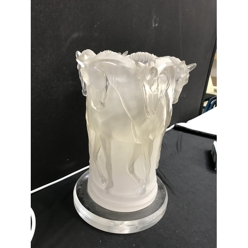 340 - REPRODUCTION LALIQUE STYLE GLASS TABLE LAMP DECORATED WITH HORSES - H13