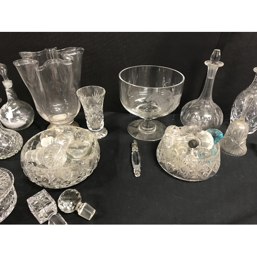 389 - 2 BOXES OF GLASSWARE TO INCLUDE DECANTERS, VASES, FRIUT BOWLS AND A VICTORIAN MARY GREGORY DECORATED... 