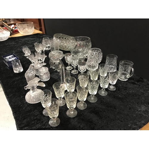 393 - BOX OF GLASSWARE TO INCLUDE GLASSES, VASES, FRUIT BOWLS ETC