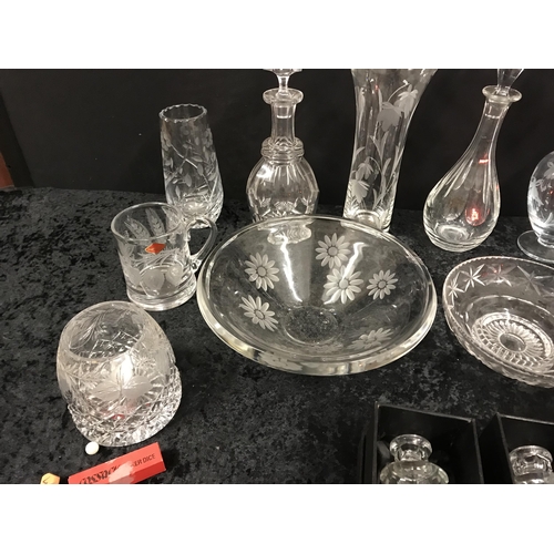 395 - BOX OF GLASSWARE TO INCLUDE FRUIT BOWLS, CANDLESTICKS, DECANTERS ETC