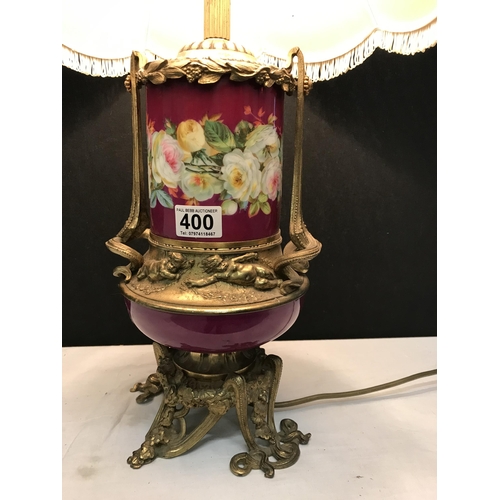 400 - PORCELAIN AND BRASS TABLE LAMP DECORATED WITH CHERUBS AND FLOWERS COMPLETE WITH SHADE